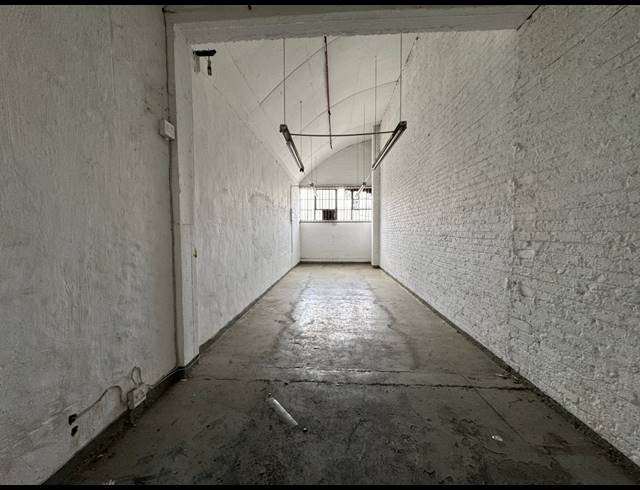 1,399M² WAREHOUSE TO LET IN INDUSTRIA WEST